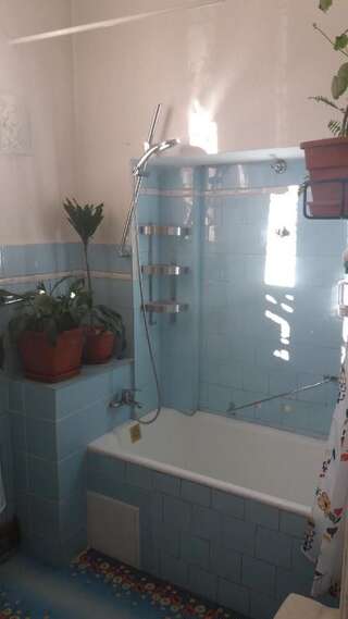 Гостевой дом 12 Residence Cotroceni Бухарест Четырехместный номер с собственной ванной комнатой-10